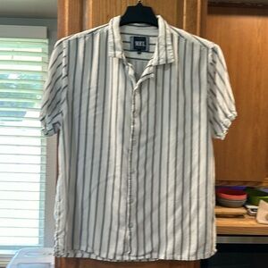 Men’s short sleeve button-down shirt